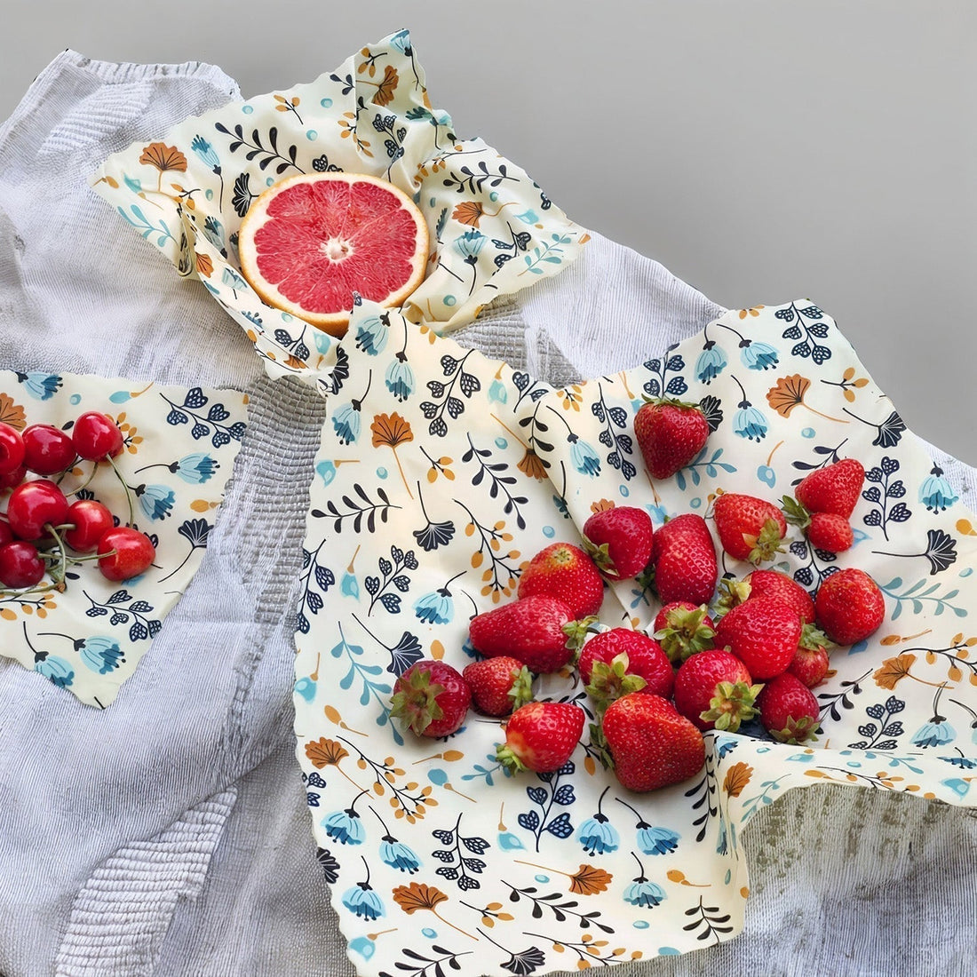 Bivaxdukar 3 pack med blåa blommor tillsammans med frukt