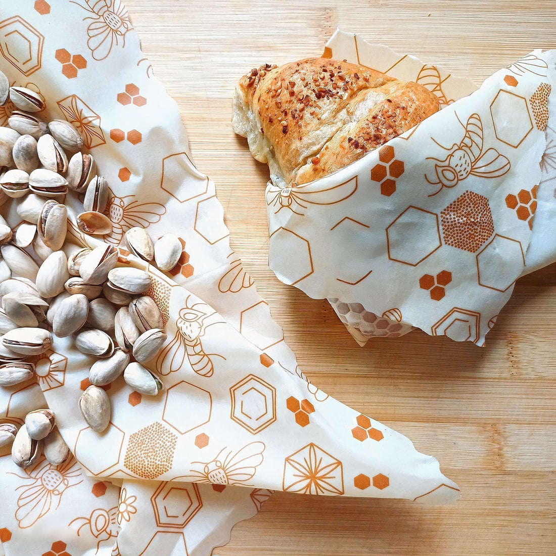 Bivaxdukar 3 pack med honungsbin tillsammans med nötter och bröd