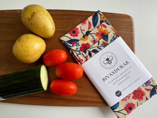 Bivaxdukar 3 pack med fåglar på en träbricka med grönsaker